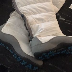 The north face goose down woman’s boots size 7